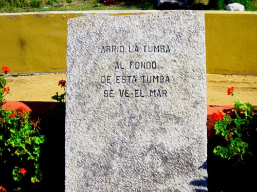 Enzo_Romero's tweet photo. Hace 72 años Cartagena enriqueció su alma con la pasión de Vicente Huidobro, quien se unió al mar en aquel lugar de belleza literaria y legó sus letras a la tierra y a la arena, con la devoción de cada ola que palpita el océano. 
@FundacinVicent1 
El paso del retorno (extracto) https://t.co/GYZ7KQAdTQ