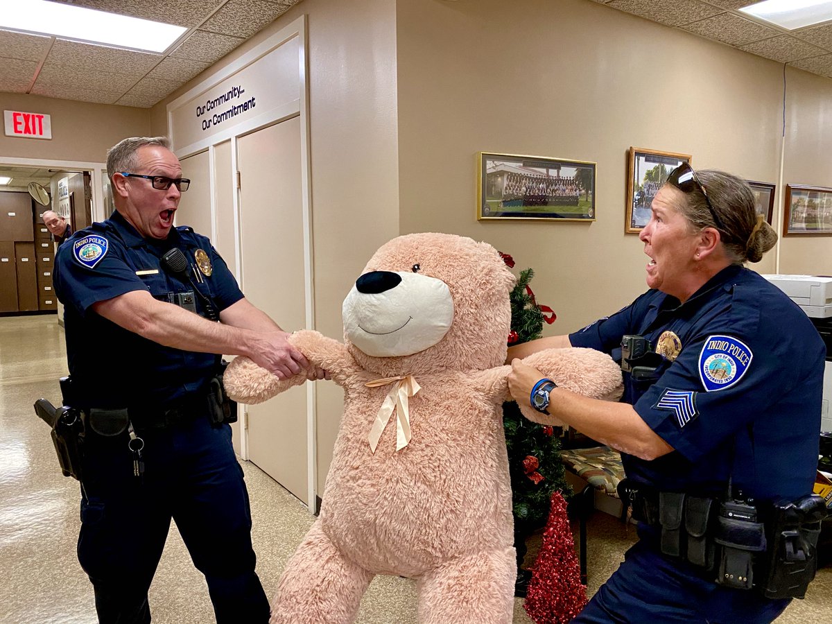 Indiopd's tweet photo. Is anyone else dealing with this or is it just us? π€¦ββοΈ
#friendlysiblingrivalry #friendlyfeuds #SchoolStartsAgainOnMonday!
#IndioPolice #sharethebear https://t.co/iAGy50UMFN