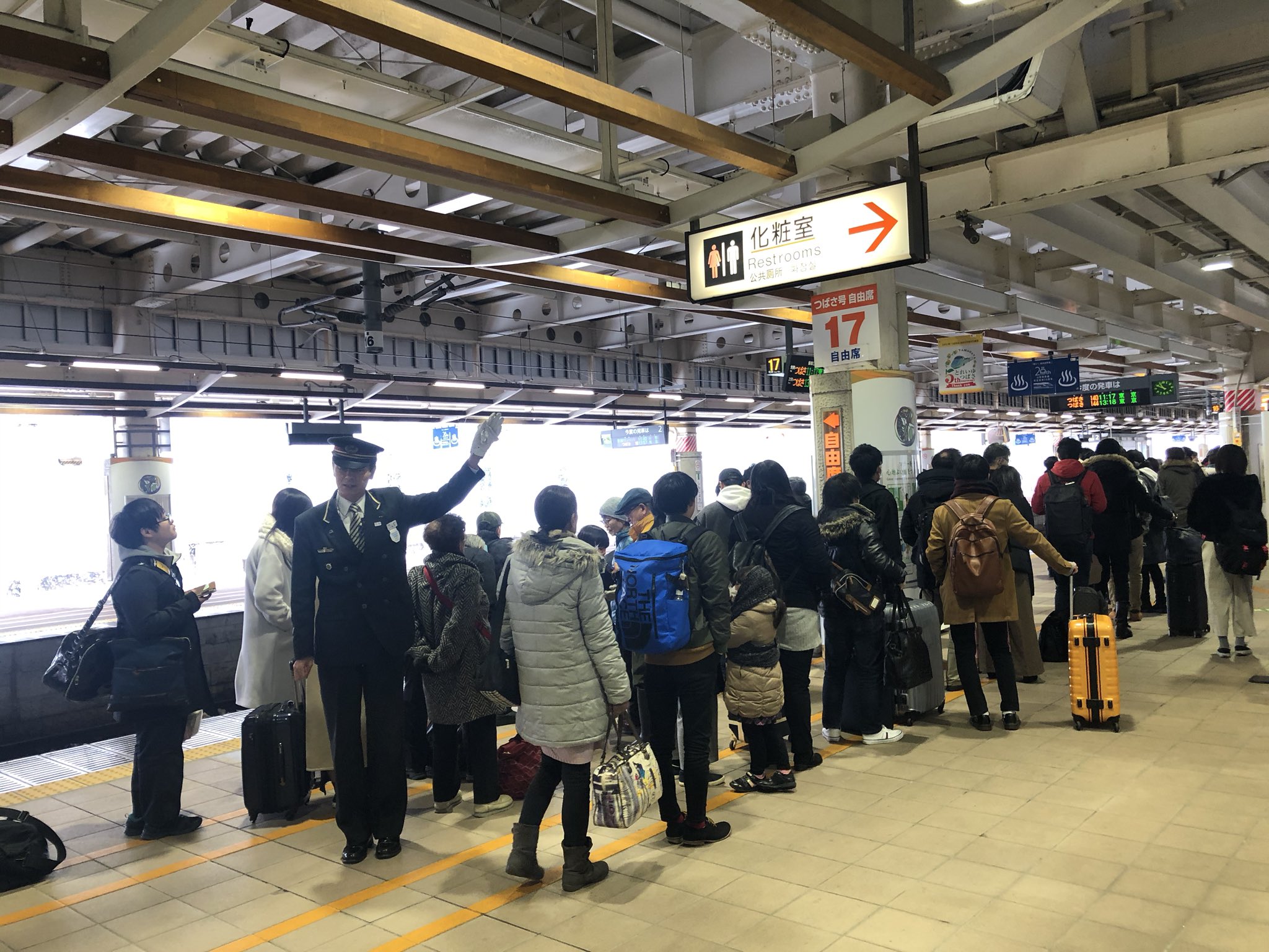 画像 始発駅でこれ 自由席乗車率は如何程に Uターンラッシュ 山形新幹線 新庄駅 自由席争奪戦 T Co 9vi19zfhge まとめダネ