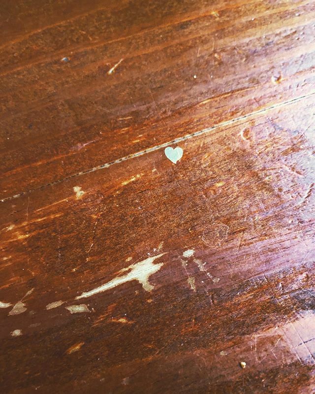 SF_Living's tweet photo. Love is part of the wood table. Build right in. Eat off of the love. #hearts #love https://t.co/lPpvgJrEtc https://t.co/YmaWZYsDac