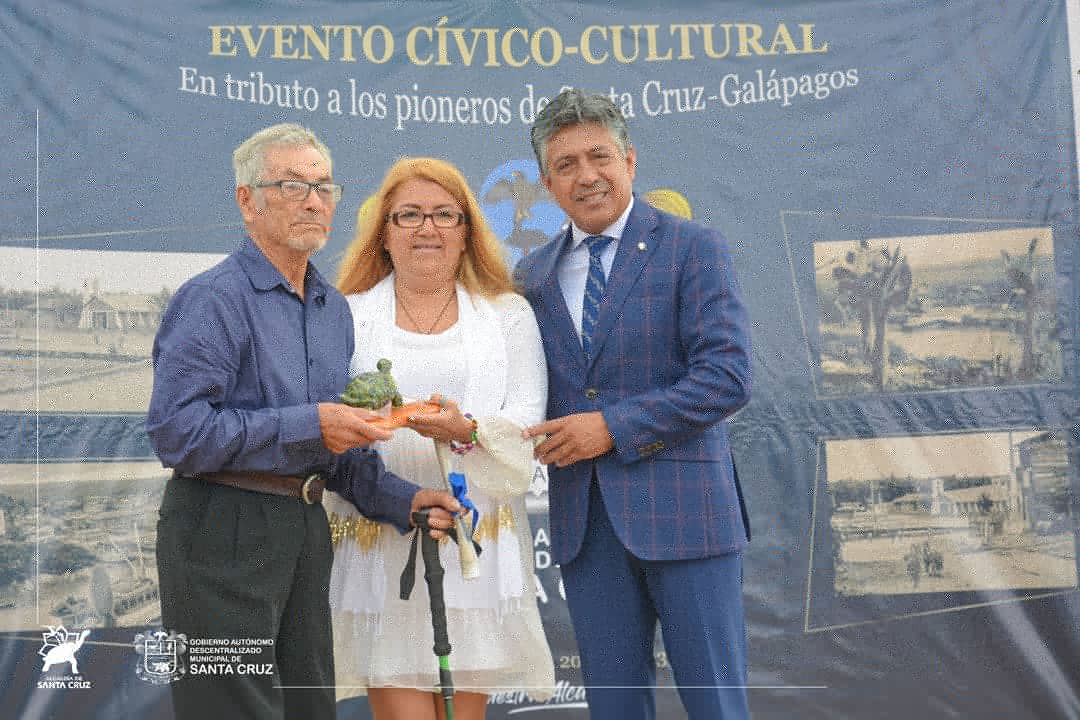gadsantacruz's tweet photo. EVENTO CÍVICO-CULTURAL EN TRIBUTO A LOS PIONEROS DE SANTA CRUZ-GALÁPAGOS. TRIBUTO a Segundo Belisario Mariño Miranda... https://t.co/feRTQu0kCP #AlcaldiaDeSantaCruz #Galapagos https://t.co/GYo0XBRNZU
