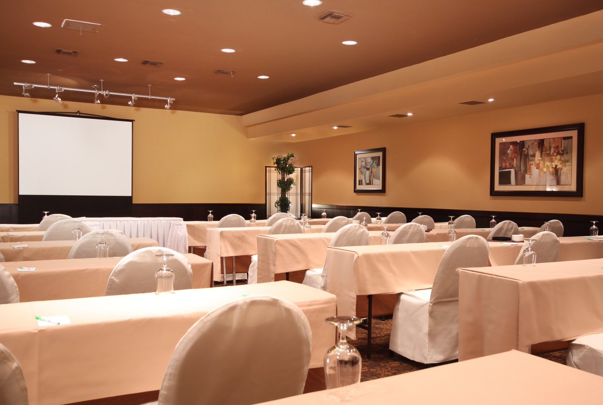 Planning a business meeting or conference in Silicon Valley this year? Our conference room is accommodating and provides top of the line equipment to help your meeting run smoothly. ✨ Tag someone who travels for work. #businesstravel #businesstraveler