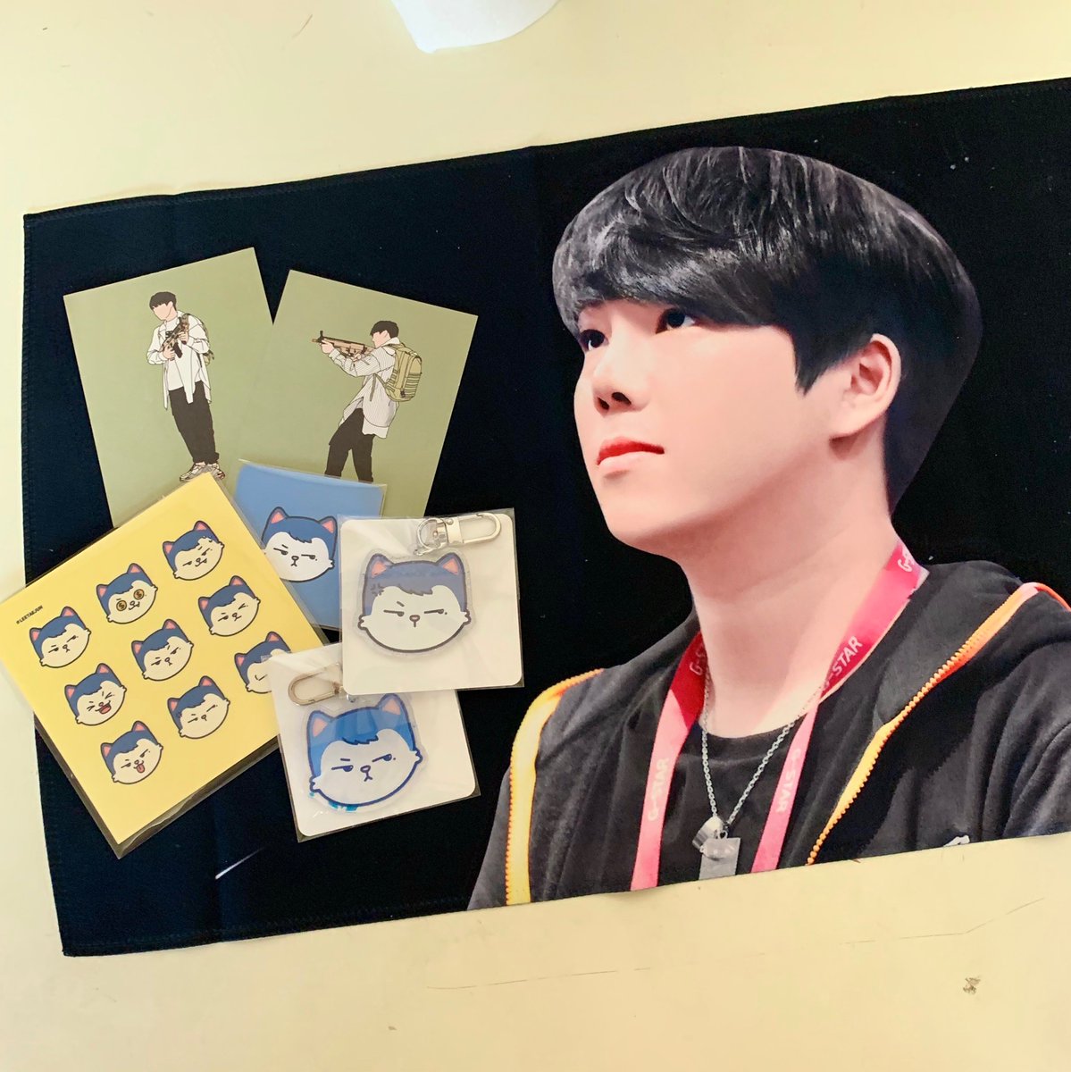 Nuuk14's tweet photo. 2019년 현생에 너무 찌들어서 찍어두고 올려야지 올려야지 하다가 2020년이 되었네요ㅠㅠ 포토카드랑 슬로건 너무 예뻐서 벽에 붙여두고 난리났어요,,,담 오프때는 이파건이랑 같이 두개 다 흔들어야지 ㅠㅠ너무 이쁜 선물 감사합니다❤️❤️ 제 방이 지금 너ㅜㅁ 귀여워짐 
(태그가 안 되셔...) https://t.co/Hg9qbHV5Pc