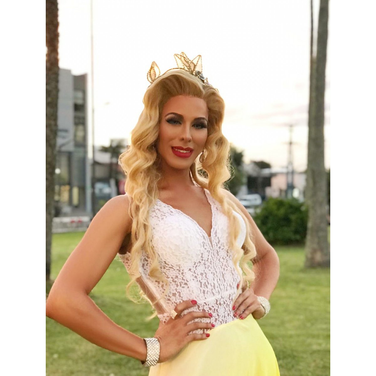 SOFIACAMARAOK's tweet photo. Primera foto del Año, Bienvenido 2020 te estaba esperando SABÉLO Estilismo: #mitacoaguja Color: #lr_esteticistaycolorista Uñas: #ericnails2019 Piel: #sentirtebien_estetica Outfit: #gracieladuartedisenadora  Atributos: #estebangodoy17 https://t.co/cGV4b4GjKA