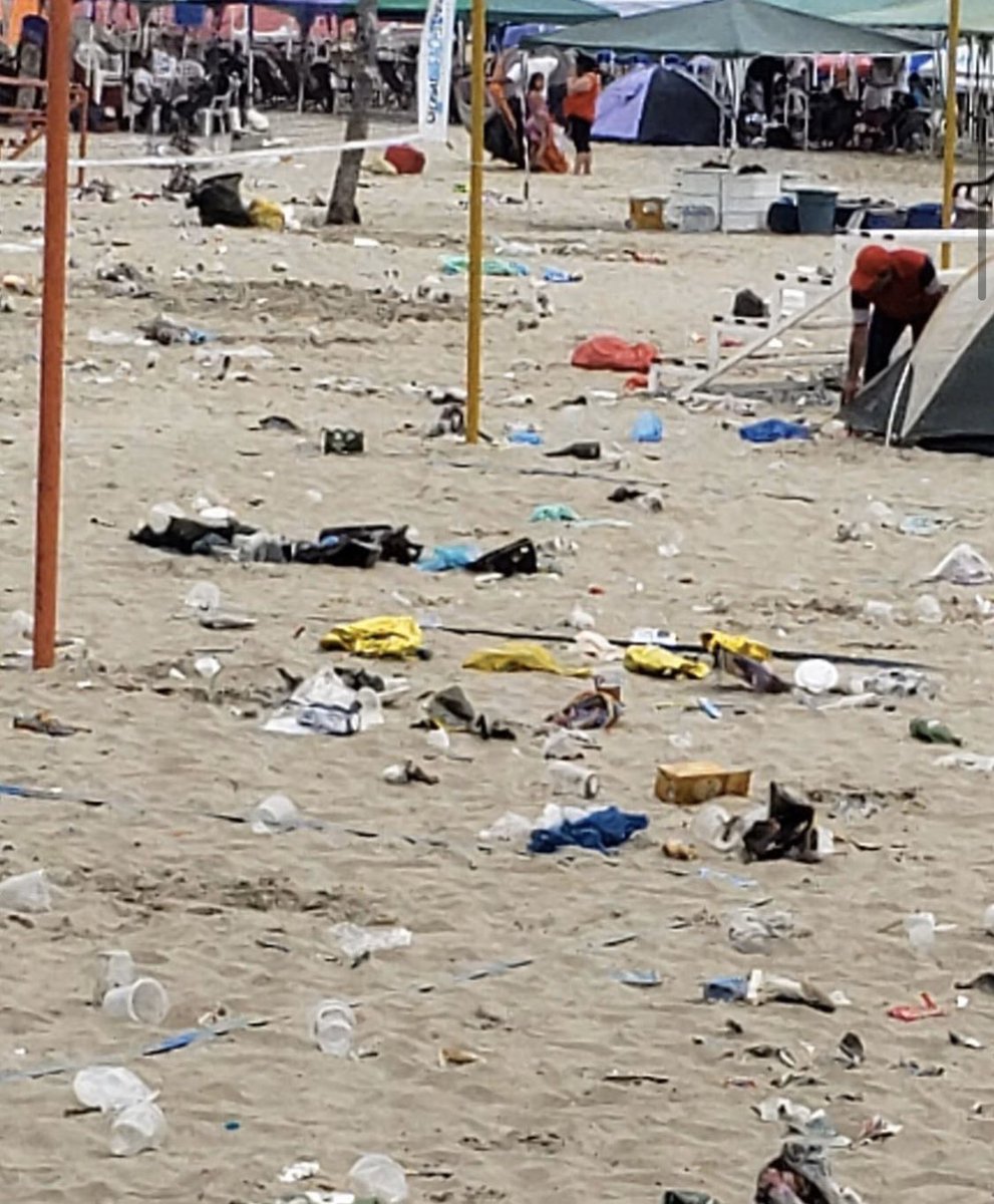 TuiteroGuayaco's tweet photo. ¿Todavía te sientes “otro level” dejando las playas así chucha de tu madre? Asco. https://t.co/uLQcHtBBXI