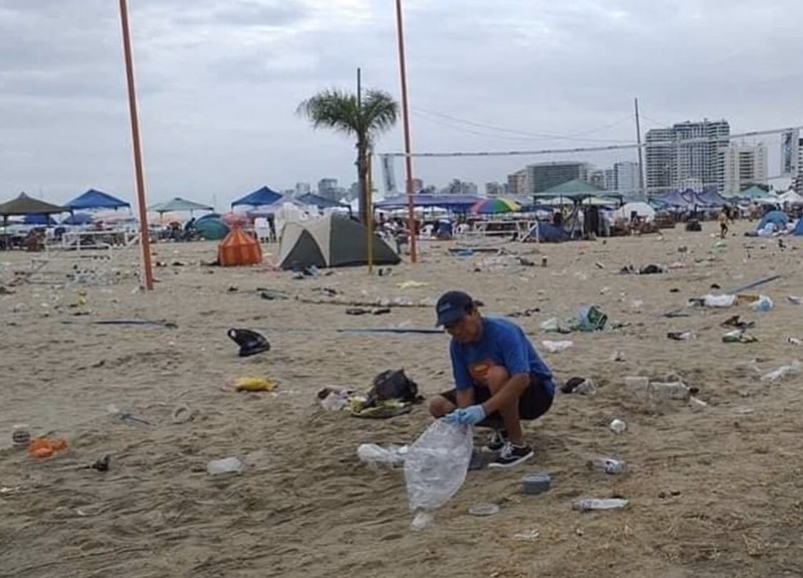 TuiteroGuayaco's tweet photo. ¿Todavía te sientes “otro level” dejando las playas así chucha de tu madre? Asco. https://t.co/uLQcHtBBXI