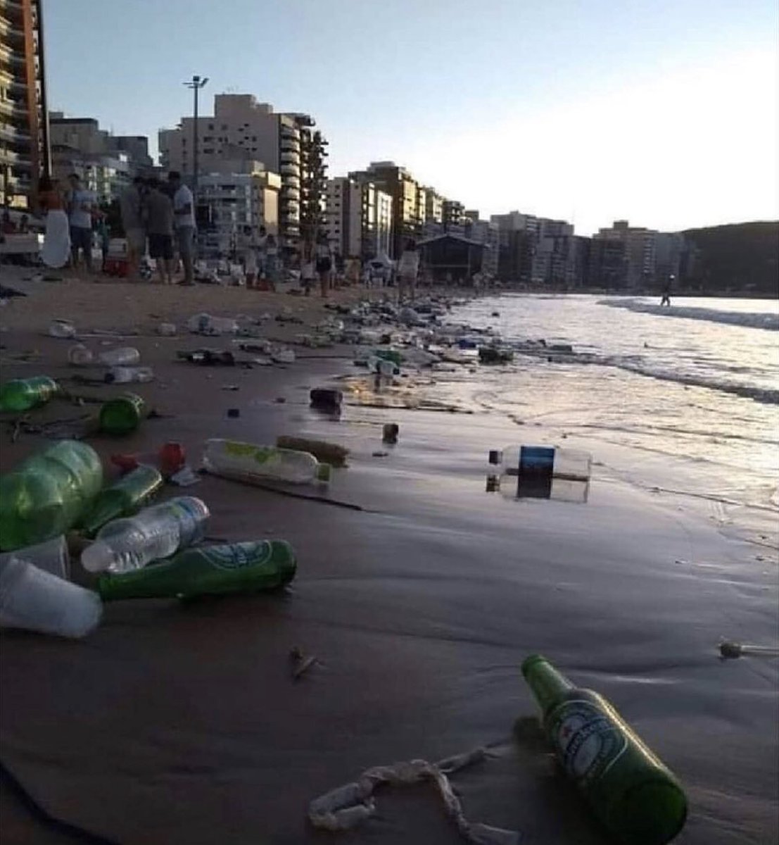 TuiteroGuayaco's tweet photo. ¿Todavía te sientes “otro level” dejando las playas así chucha de tu madre? Asco. https://t.co/uLQcHtBBXI