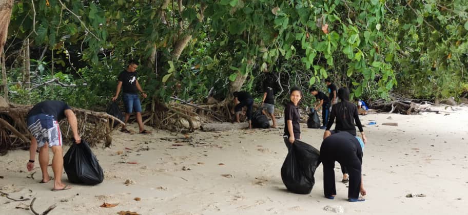 Borneo_Divers's tweet photo. Every little action creates an effect. It is your choice to do or not, but our heroes choose to save the world by recycling rubbishes. They have collected a total of 68KG with just only 11 people. We can do it, You can do it!
.
.
#borneodivers #borneo #divers #mamutik #island https://t.co/nJP5Hb2Xw4