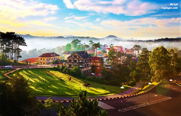 VietjetR's tweet photo. Vé máy bay giá rẻ đi Đà Lạt, năm nào cũng trở nên hot nhất, Đà Lạt được xem là một địa điểm được các du khách yêu thích và quay lại thường xuyên hơn. 
https://t.co/yZBxMyJjbP https://t.co/muzqtwcQEb