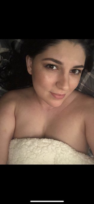 Laying in bed, want to join me? https://t.co/XwDXdQyS6e