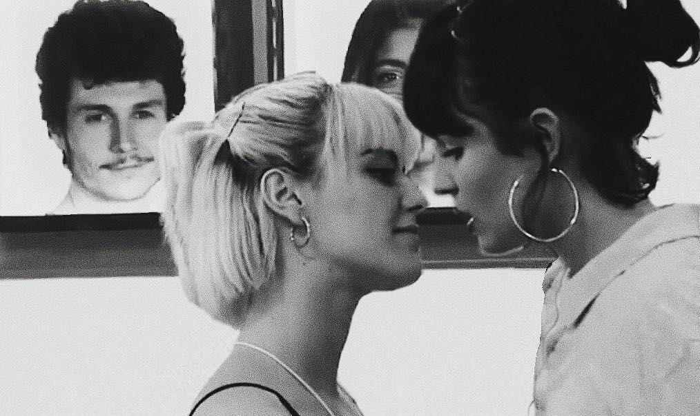 SE BUSCA 
Oc A*lba R*eche

· Buena ortografía
· Rol medio/extenso
· Experiencia en Fake
· #FreeRol #SexRol

Trama ya pensada, la paso por DM a los interesados

¿Podéis dar Rt para encontrarla, pls? Se agradece :)