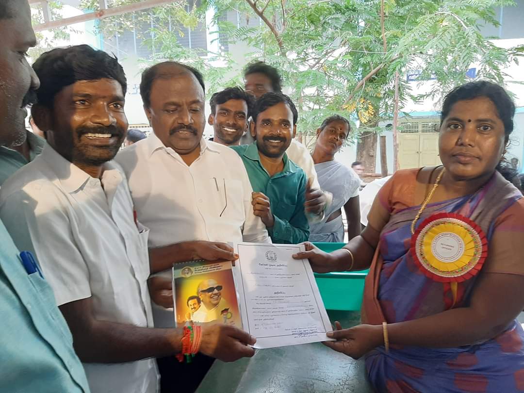 muthamil38's tweet photo. எங்கள் சடையனோடை "ஊராட்சி மன்ற தலைவராக" எனது சகோதரன் செ.பிரபாகரன் அவர்களை மாபெரும் வாக்கு வித்தியாசத்தில் (70% votes) வெற்றி பெற செய்தமைக்கு வாக்காள பெருமக்கள் மற்றும் இளைஞர்களுக்கு
நன்றி! நன்றி!! நன்றி!!🙏🎉.
#TNLocalBody #MSPrabakaran #PanchayatPresident #VoteofThanks https://t.co/gdPugrdaiy