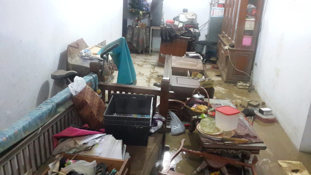 ilhamdony's tweet image. This is the situation of his house. As for those who have visited him before, you can see Kristo&apos;s bed below and many of the furnitures there are covered in mud.