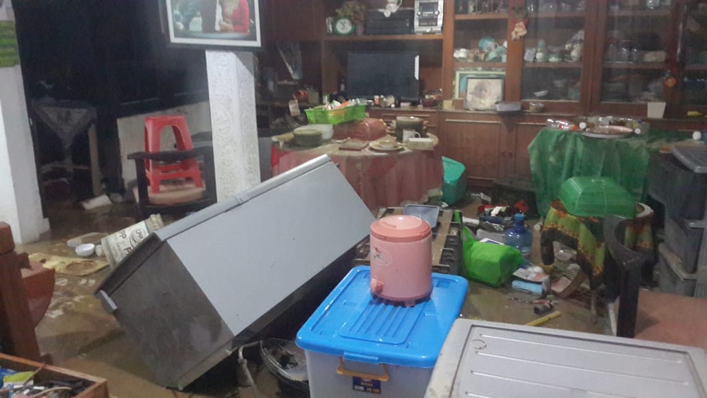 ilhamdony's tweet image. This is the situation of his house. As for those who have visited him before, you can see Kristo&apos;s bed below and many of the furnitures there are covered in mud.