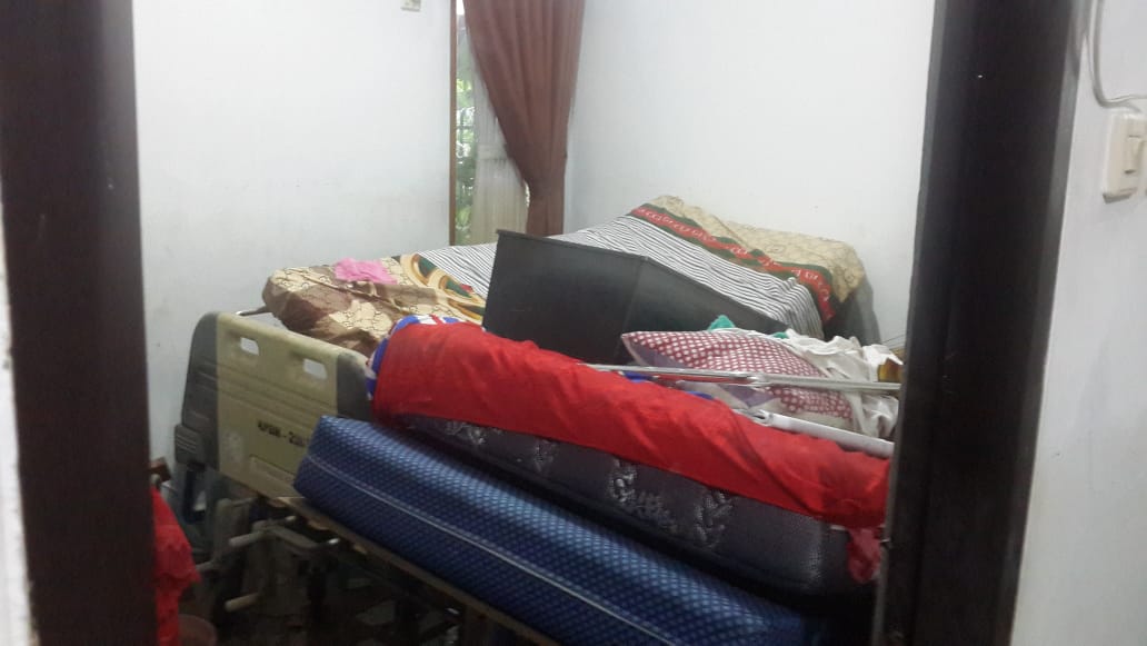 ilhamdony's tweet image. This is the situation of his house. As for those who have visited him before, you can see Kristo&apos;s bed below and many of the furnitures there are covered in mud.