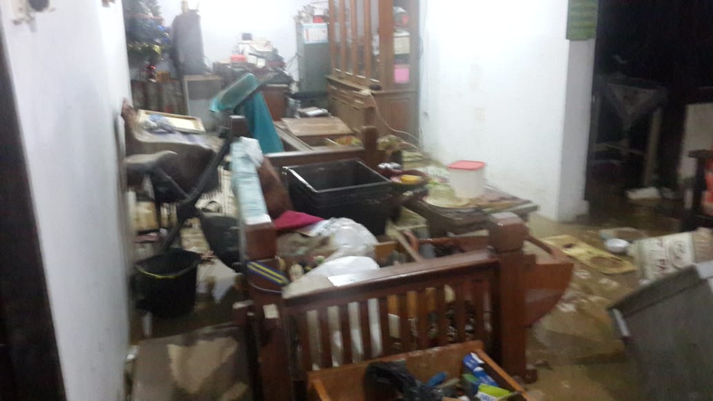 ilhamdony's tweet image. This is the situation of his house. As for those who have visited him before, you can see Kristo&apos;s bed below and many of the furnitures there are covered in mud.