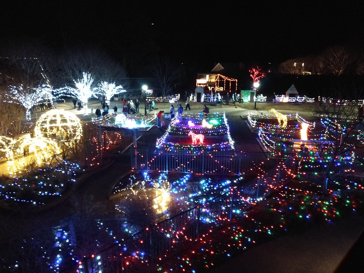 MakingMagic5's tweet image. Went to the big city tonight and took my son out to dinner.  Then we took in the lights.