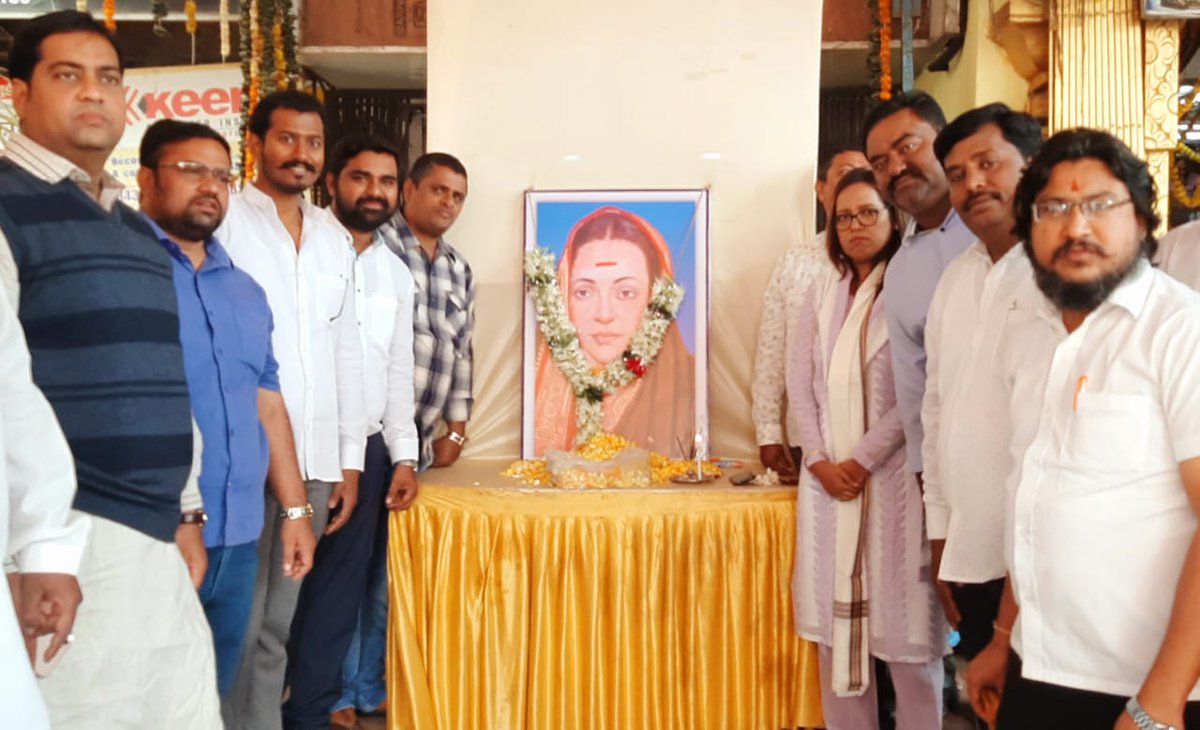 VarshaEGaikwad's tweet photo. स्त्री शिक्षणाचा पाया रचणाऱ्या सावित्रीबाई फुले यांच्या जयंतीनिमित्त आज धारावी कॉंग्���ेस कार्यालय येथे पुष्पांजली अर्पण करण्यात आली . #Savitri_Fule #KrantiJoti #बालिका_दिन https://t.co/m6wMmHqSn4