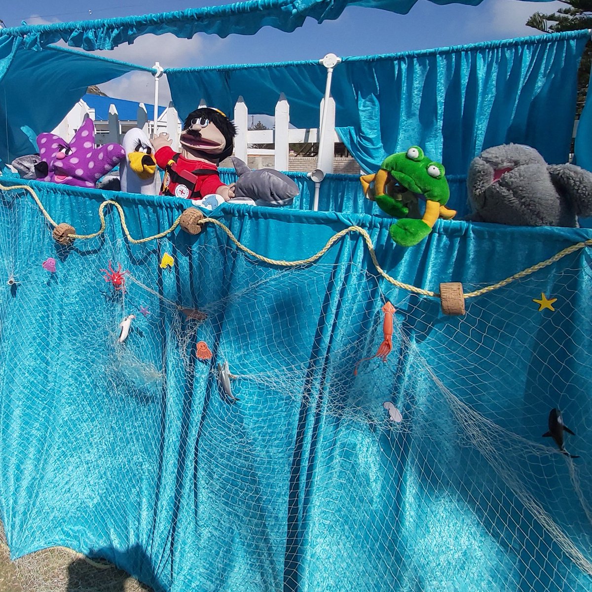FinHugger's tweet photo. Who's this in the middle? It's our new puppet show character!
Bob, from @NSRI teaches Fin and the kids about the dangers of ripcurrents. They're definitely far scarier than sharks!
Thank you so much to @NSRI for sponsoring this important new character.
#KeepFinAlive https://t.co/5vfKnJ85jP