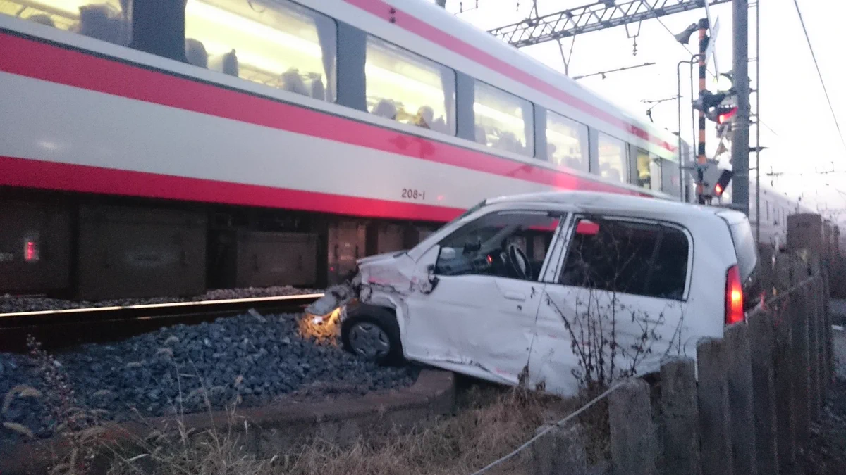 東武線を走る電車を撮ってたら、車が突っ込んできた！