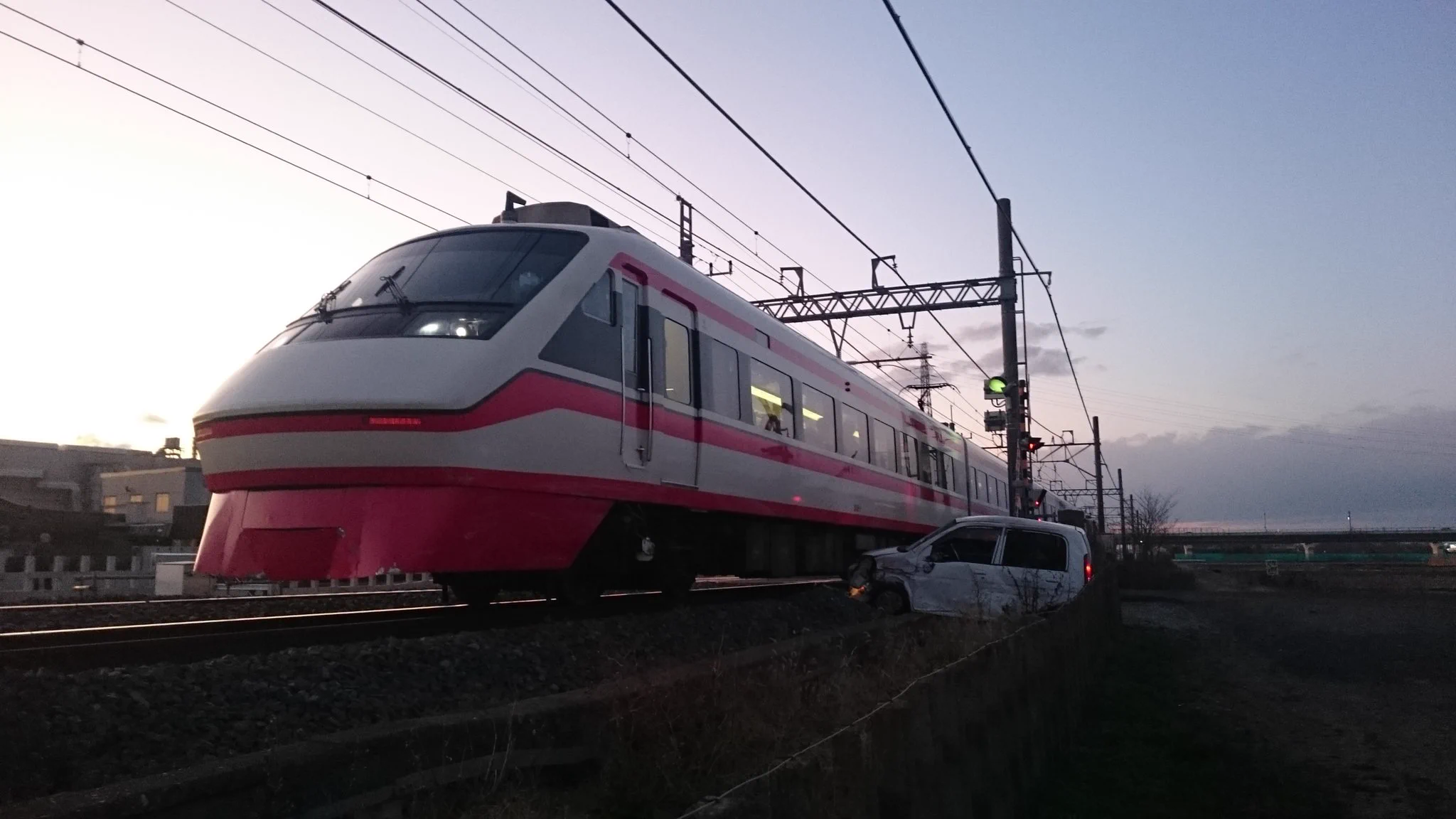 東武線を走る電車を撮ってたら、車が突っ込んできた！