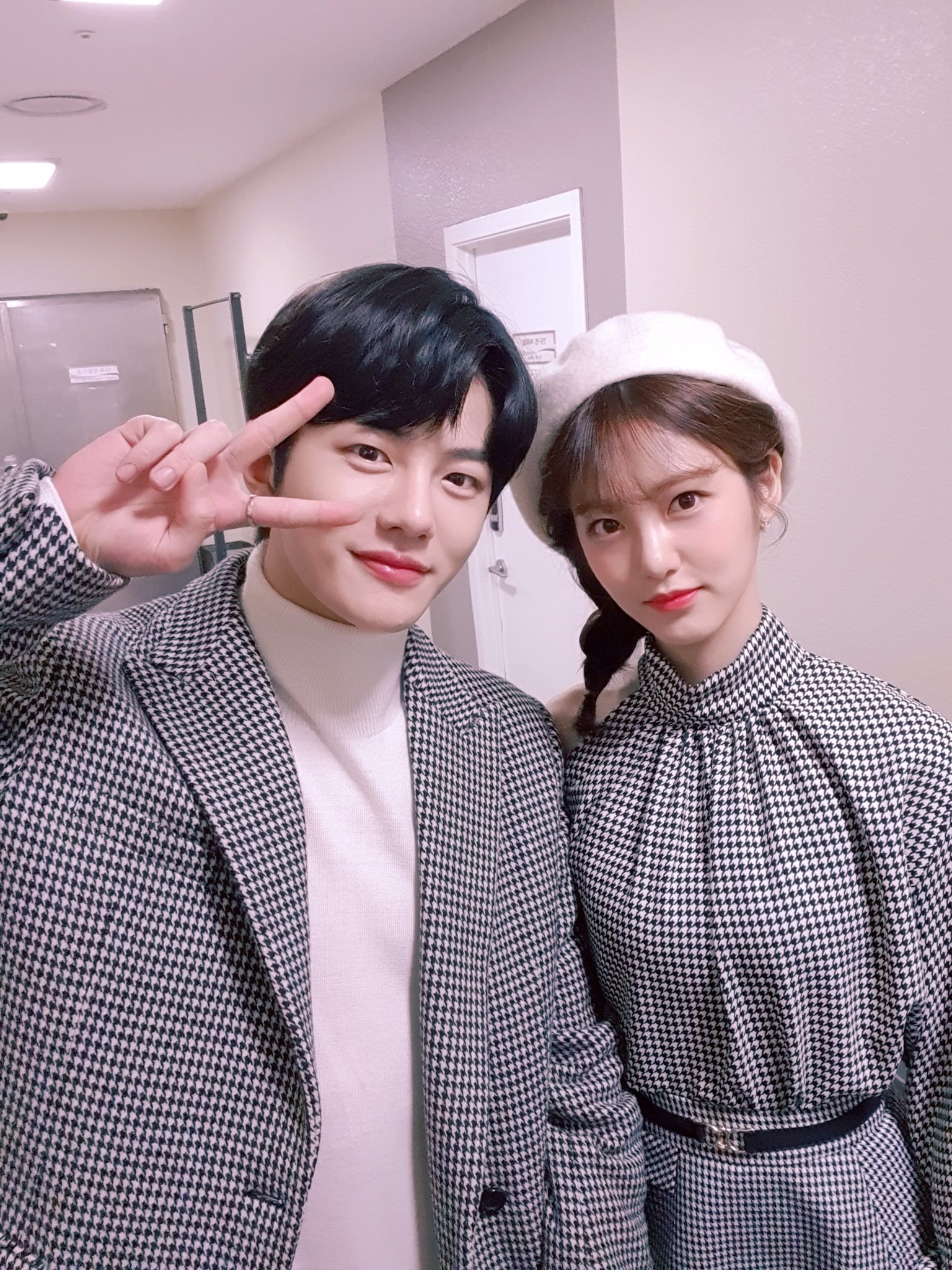 뮤직뱅크 (Music Bank) on Twitter: "새해 첫 불금!! 예뽀 MC랑 달료 달료 ‍♀️ ‍♂️… "