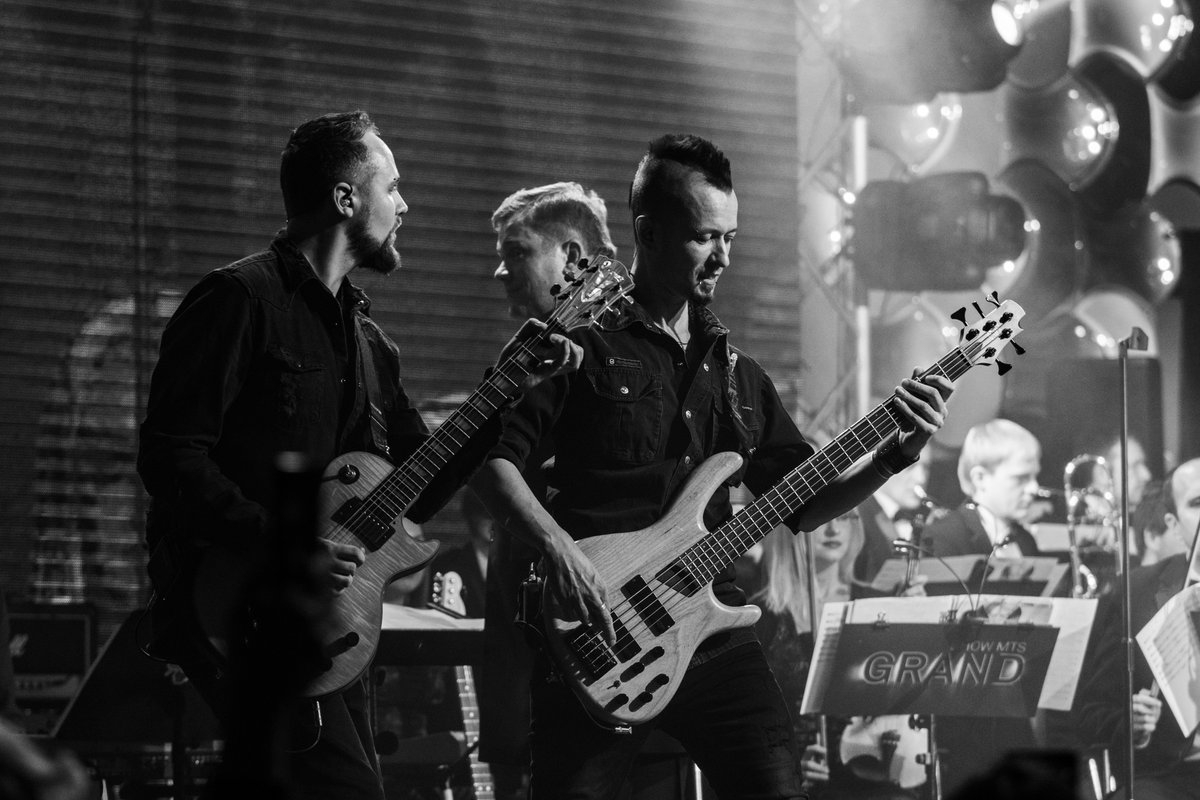stoneface_band's tweet photo. Silent dialogue and mutual understanding without a single word… we still don’t know why and how it works but every performing musician knows that it always does! Might be just a piece of sacred stage magic ✨🎩

#thestoneface #live #show #guitar #bass… https://t.co/h5vfch01ts https://t.co/hrTvMerjEY