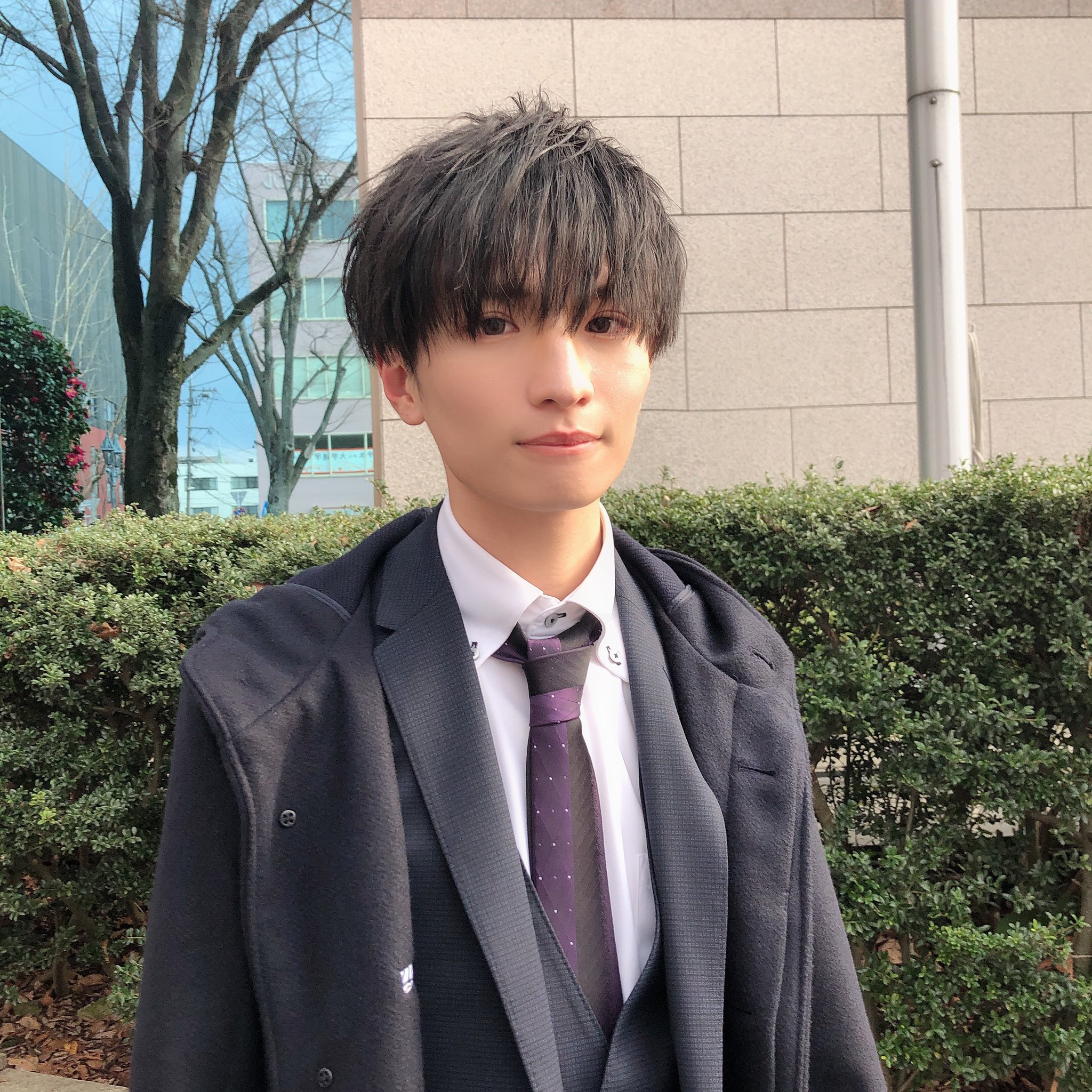 影井ひろ樹 成人式終わりました スーツは全部お店の人に選んでもらいました ネクタイはおばあちゃんに結んでもらいました 髪セットは美容師さんにしてもらいました 1人じゃなんにもできません これからもこんなポンコツ影井をよろしくお願いします