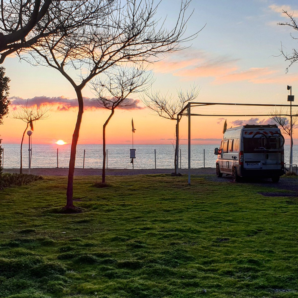 whatabus_de's tweet photo. Buongiorno, Mediterraneo!
Zum Wäschewaschen bin ich heute schon ganz früh aufgestanden. Positiver Nebeneffekt: ich hatte einen grandiosen Sonnenaufgang 🌅
Kommt gut in den Tag!
#whatabus #wintertour #sunrise #sonnenaufgang #winter #mittelmeer #sizilien #italien #camping #vanlife https://t.co/gY9R8GbXy4