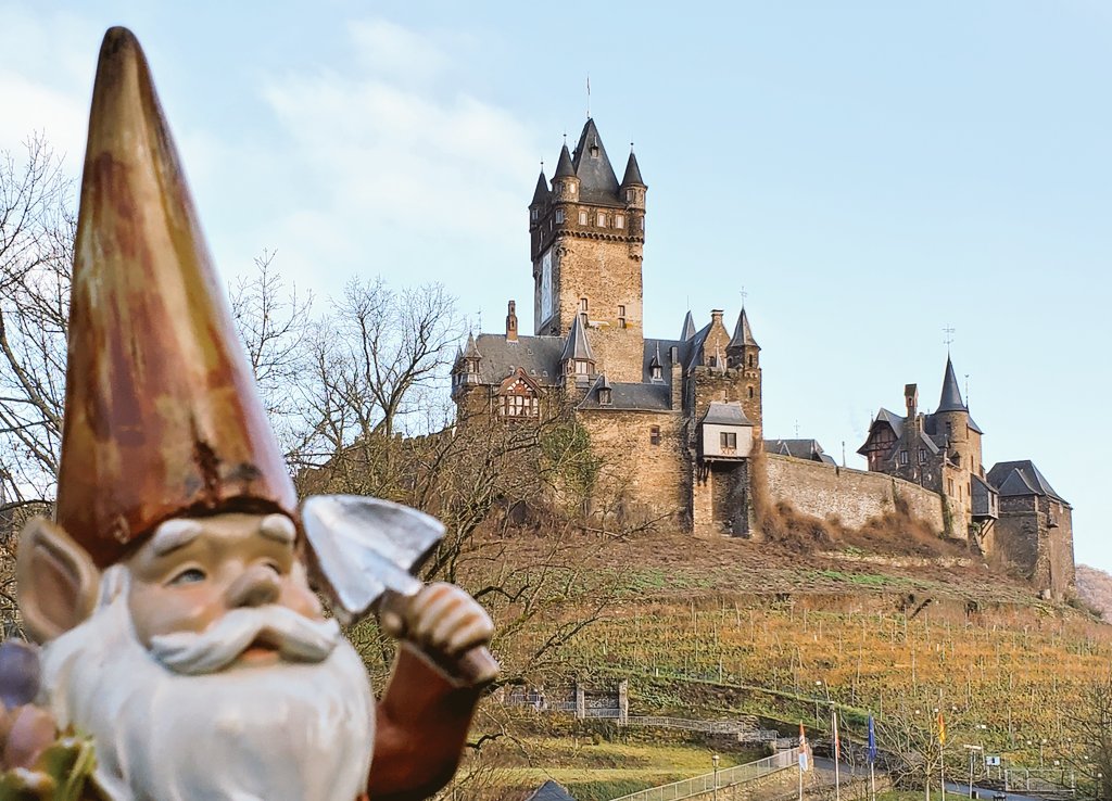 GnomeRuss's tweet photo. Impressed by the imposing #castle @Reichsburg perched above #Cochem #Germany. It played a part in some major events in German #history @CochemMosel @GermanyTourism https://t.co/hmQIcTJdkJ
