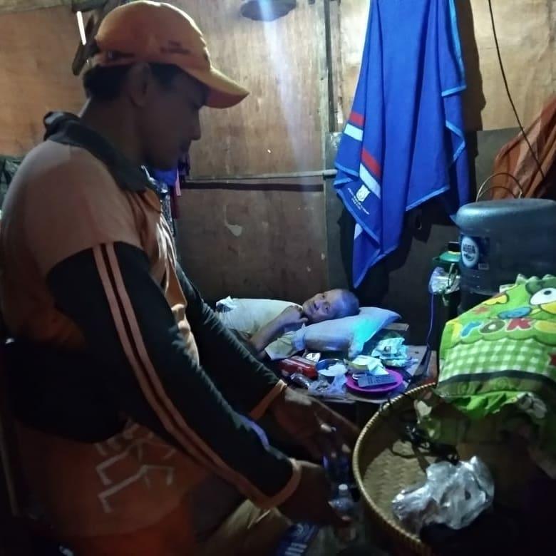 kebijakananies's tweet photo. Kelurahan Semper Barat membantu warga lansia yg sakit struk pulang dari pengungsian kembali ke rumah.
PPSU bersama warga juga bergotong royong membersihkan area kampung deret RT 10 RW 05 di Kelurahan Semper Barat.

@aniesbaswedan
@dkijakarta
#PSSU 
#BencanaBanjirNasional https://t.co/ctbySJlQgQ