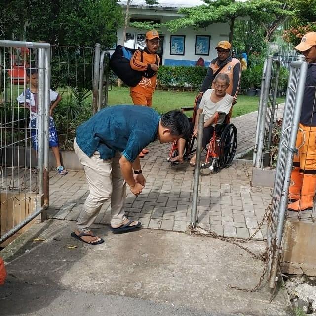 kebijakananies's tweet photo. Kelurahan Semper Barat membantu warga lansia yg sakit struk pulang dari pengungsian kembali ke rumah.
PPSU bersama warga juga bergotong royong membersihkan area kampung deret RT 10 RW 05 di Kelurahan Semper Barat.

@aniesbaswedan
@dkijakarta
#PSSU 
#BencanaBanjirNasional https://t.co/ctbySJlQgQ