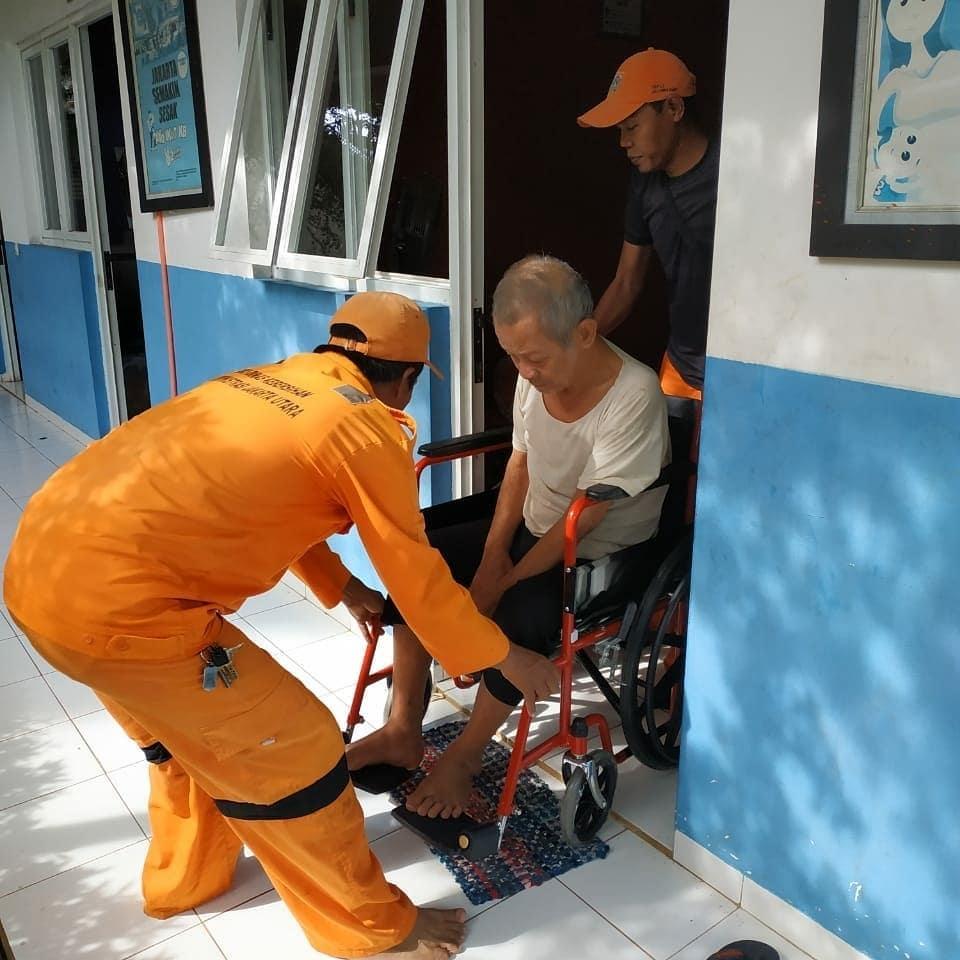 kebijakananies's tweet photo. Kelurahan Semper Barat membantu warga lansia yg sakit struk pulang dari pengungsian kembali ke rumah.
PPSU bersama warga juga bergotong royong membersihkan area kampung deret RT 10 RW 05 di Kelurahan Semper Barat.

@aniesbaswedan
@dkijakarta
#PSSU 
#BencanaBanjirNasional https://t.co/ctbySJlQgQ