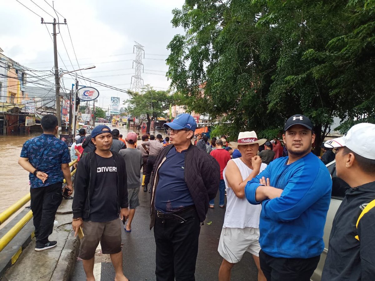 Deding_ZS's tweet photo. @msaid_didu Nih Bang, Pak Wahidin Halim Gubernur Banten , setelah kejadian banjir langsung kelokasi dan intruksikan jajarannya agar melakukan penyelamatan warga . Abang harus lebih banyak baca berita. Nuhun . Salam dari Banten Bang. https://t.co/BAAVOu33cF