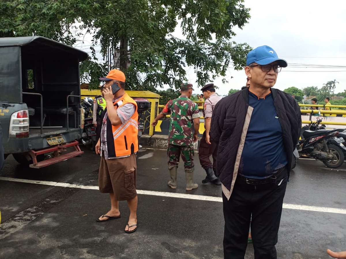Deding_ZS's tweet photo. @msaid_didu Nih Bang, Pak Wahidin Halim Gubernur Banten , setelah kejadian banjir langsung kelokasi dan intruksikan jajarannya agar melakukan penyelamatan warga . Abang harus lebih banyak baca berita. Nuhun . Salam dari Banten Bang. https://t.co/BAAVOu33cF