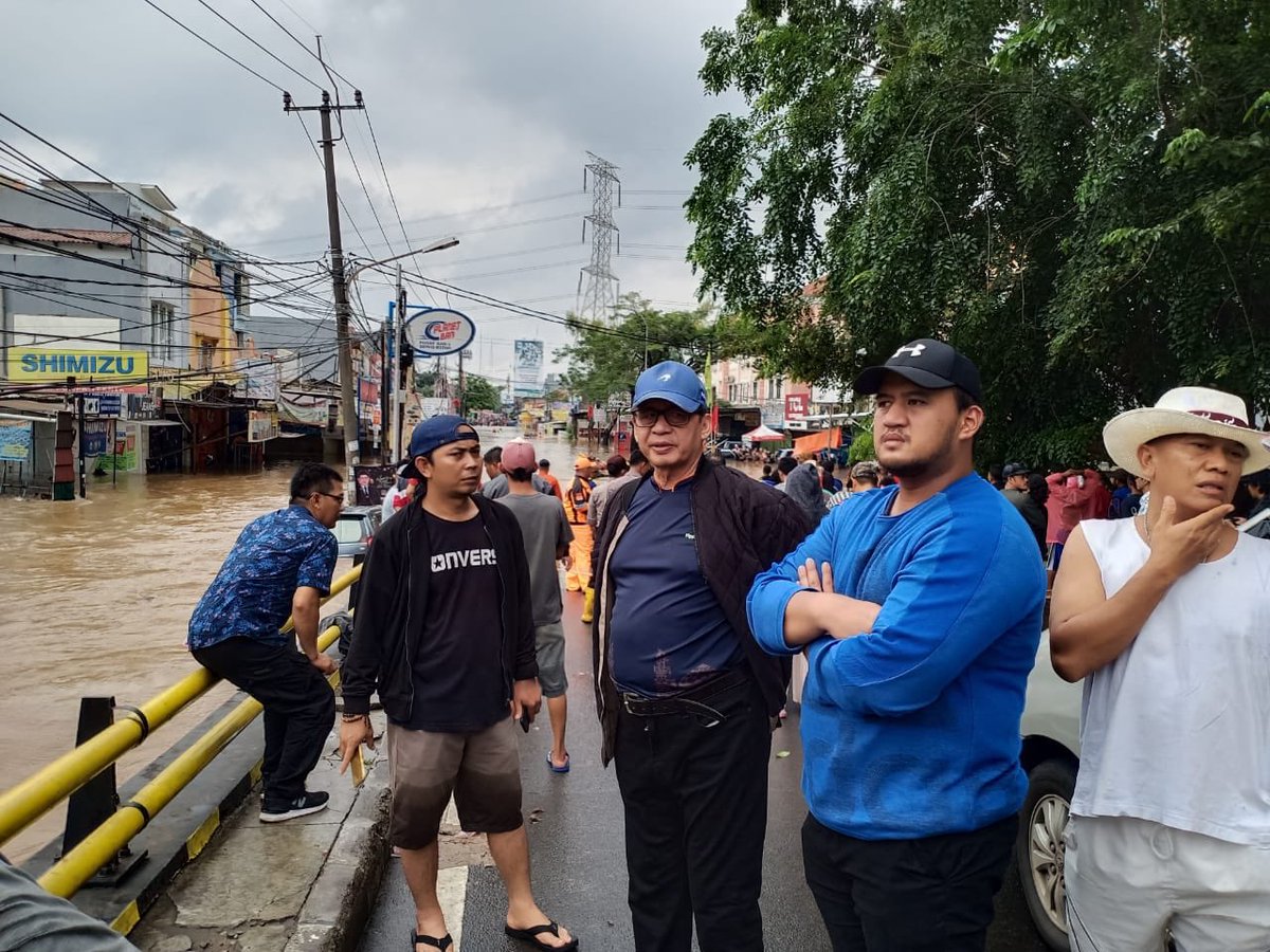 Deding_ZS's tweet photo. @msaid_didu Nih Bang, Pak Wahidin Halim Gubernur Banten , setelah kejadian banjir langsung kelokasi dan intruksikan jajarannya agar melakukan penyelamatan warga . Abang harus lebih banyak baca berita. Nuhun . Salam dari Banten Bang. https://t.co/BAAVOu33cF