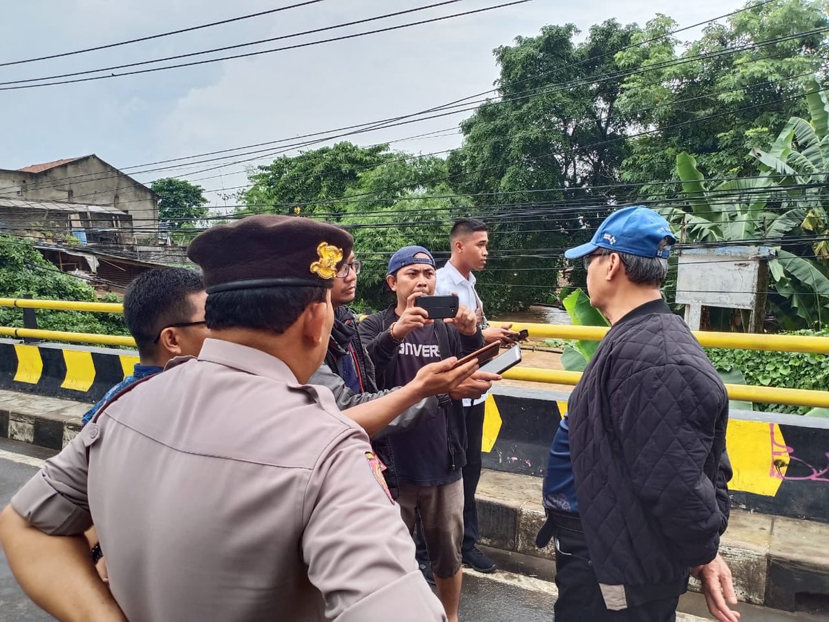 Deding_ZS's tweet photo. @msaid_didu Nih Bang, Pak Wahidin Halim Gubernur Banten , setelah kejadian banjir langsung kelokasi dan intruksikan jajarannya agar melakukan penyelamatan warga . Abang harus lebih banyak baca berita. Nuhun . Salam dari Banten Bang. https://t.co/BAAVOu33cF