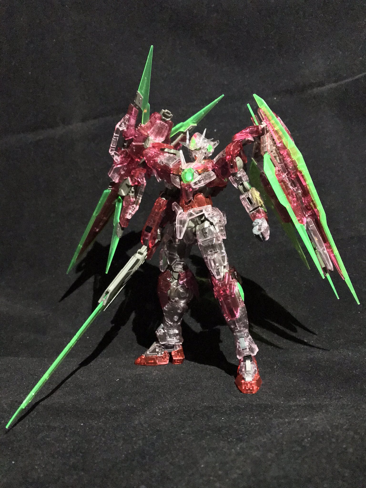 はるつき Fmc Rgダブルオークアンタフルセイバー トランザムクリアver 完成 クリアパーツの裏をメッキシルバーで塗装 胸のgnドライヴにledを仕込んでキラキラ感をupさせてみました ブラックライトの紫と合わさるとよりトランザムっぽさが出てるかな と