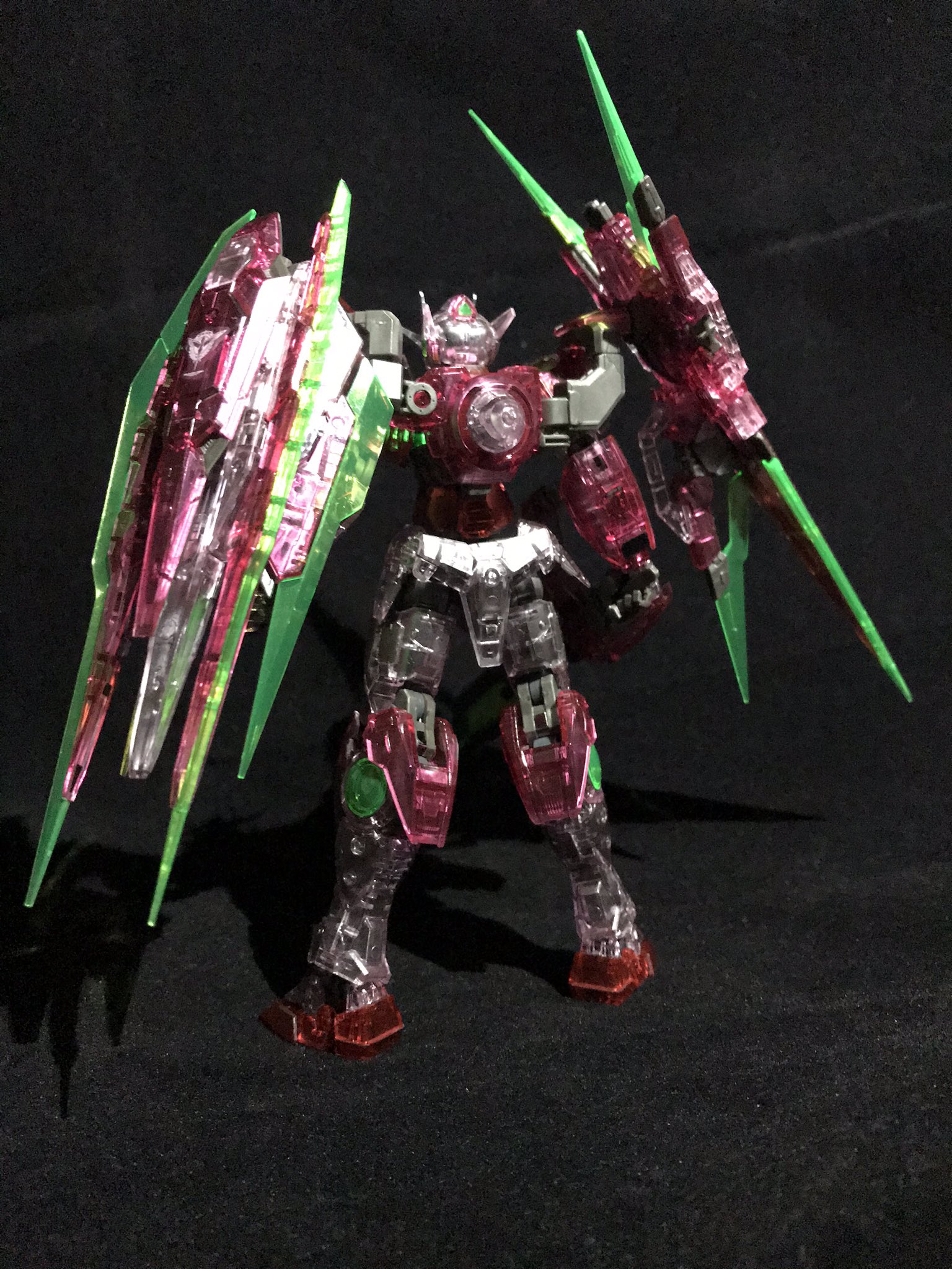 はるつき Fmc Rgダブルオークアンタフルセイバー トランザムクリアver 完成 クリアパーツの裏をメッキシルバーで塗装 胸のgnドライヴにledを仕込んでキラキラ感をupさせてみました ブラックライトの紫と合わさるとよりトランザムっ