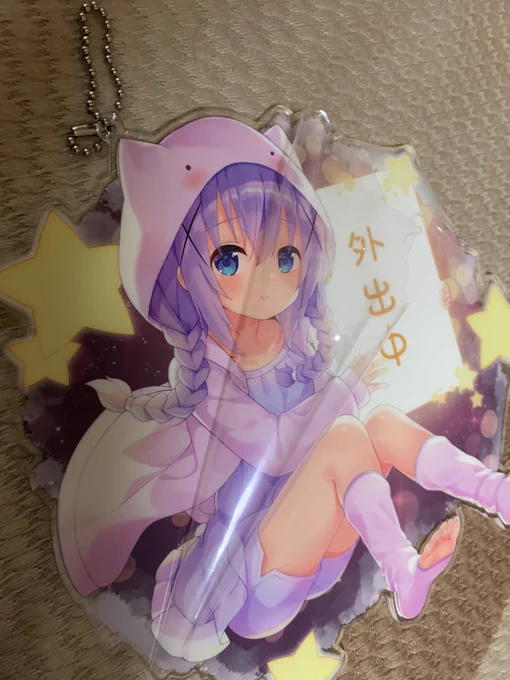 今回のC97で頒布したチノアクリルドアプレートは、「傷が付いてる」という報告を受けたため、この件について説明します。
この「傷」は実は本体ではなく、保護シートの傷だと思います。その保護シートを剥がしたらチノちゃんが綺麗になりますよ! 