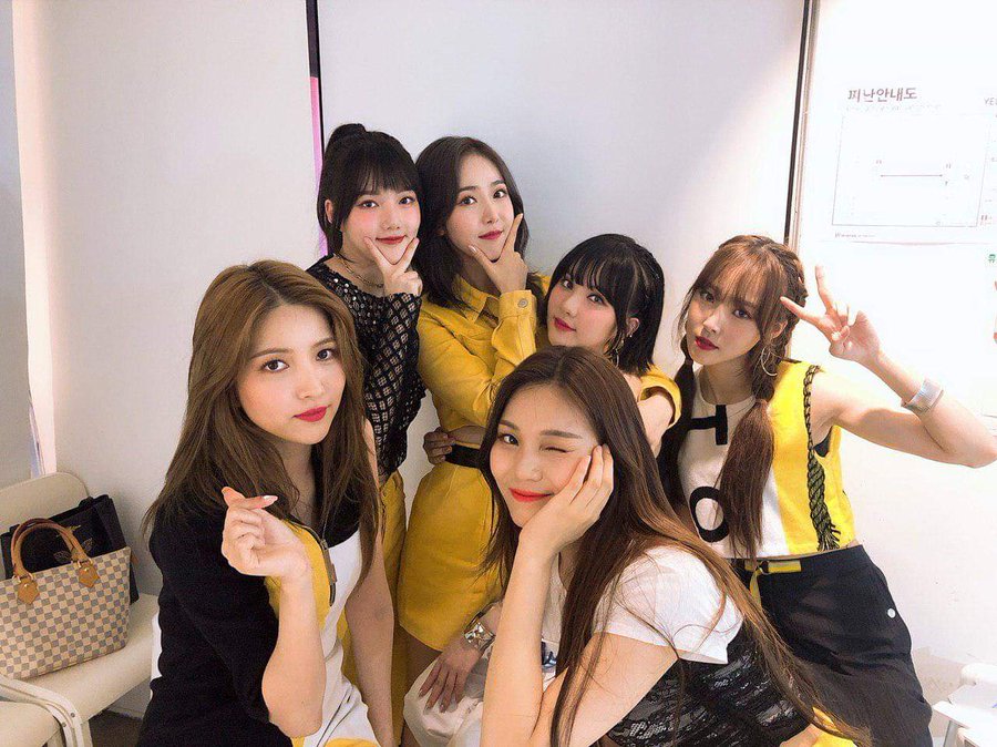 karinayouc's tweet photo. Bukan peje bukan pesta ini hanyalah party untuk #GiantFriend

[@hwang_mbi @gifrenha @jungdyerin @JE0NGYERlN @choiyucju @jiumjigi ] https://t.co/T6YEUSZQy2