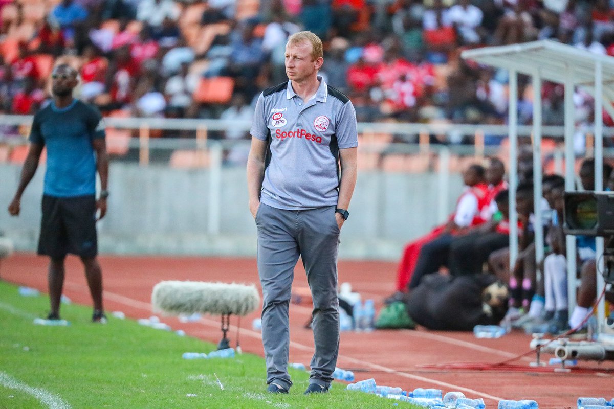 SimbaSCTanzania's tweet photo. Kocha Mkuu Sven Vandenbroeck akiongozana na nahodha John Bocco leo Ijumaa saa 5 asubuhi wataongea na waandishi wa habari kuhusu mchezo wa Ligi Kuu dhidi ya Yanga ambao utapigwa kesho. Mkutano huo utafanyika kwenye ofisi za TFF na utakuwa mbashara kupitia chaneli yetu ya YouTube. https://t.co/IxGKE326bY