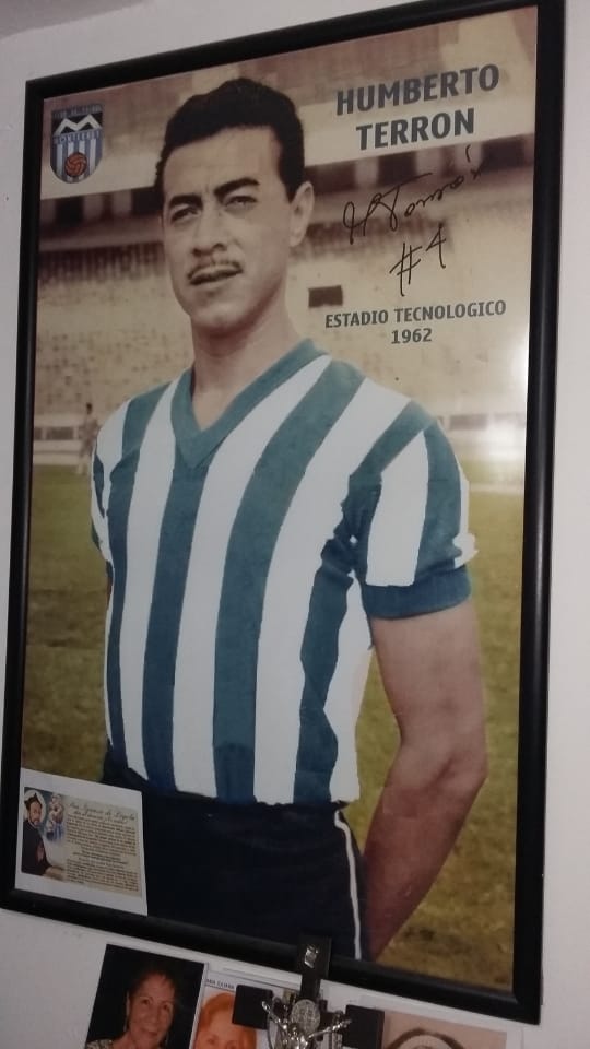 erickterroni's tweet photo. Mi abuelito Humberto Terron, ex-jugador de @Rayados. El antes en el Tecnológico y el hoy en un homenaje de la familia. #LosTerron #Rayados https://t.co/nzgYhpQwOd
