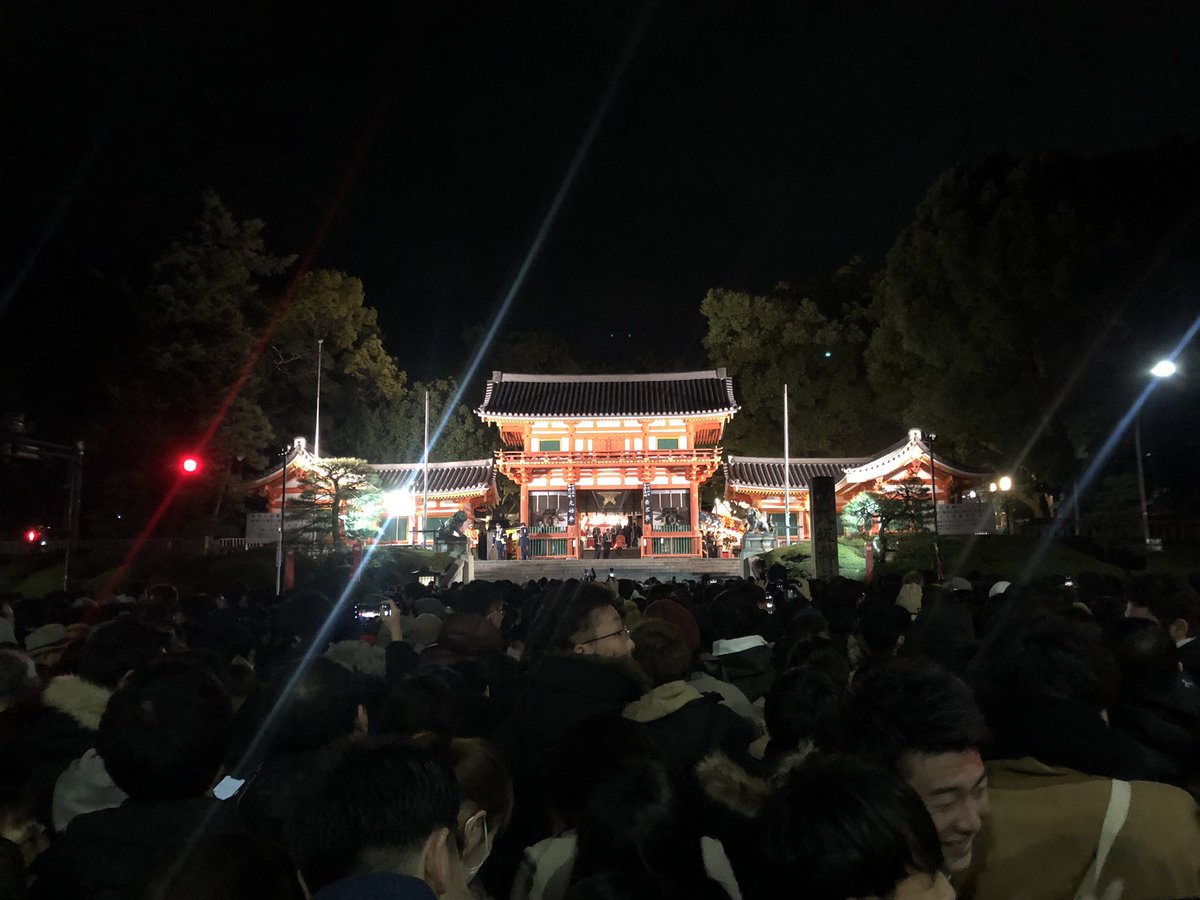 ikeada_no_ryu's tweet photo. 明けましておめでとうとございます㊗️
#あけおめ #2020年 #八坂神社 https://t.co/Nxfzn8vpWM