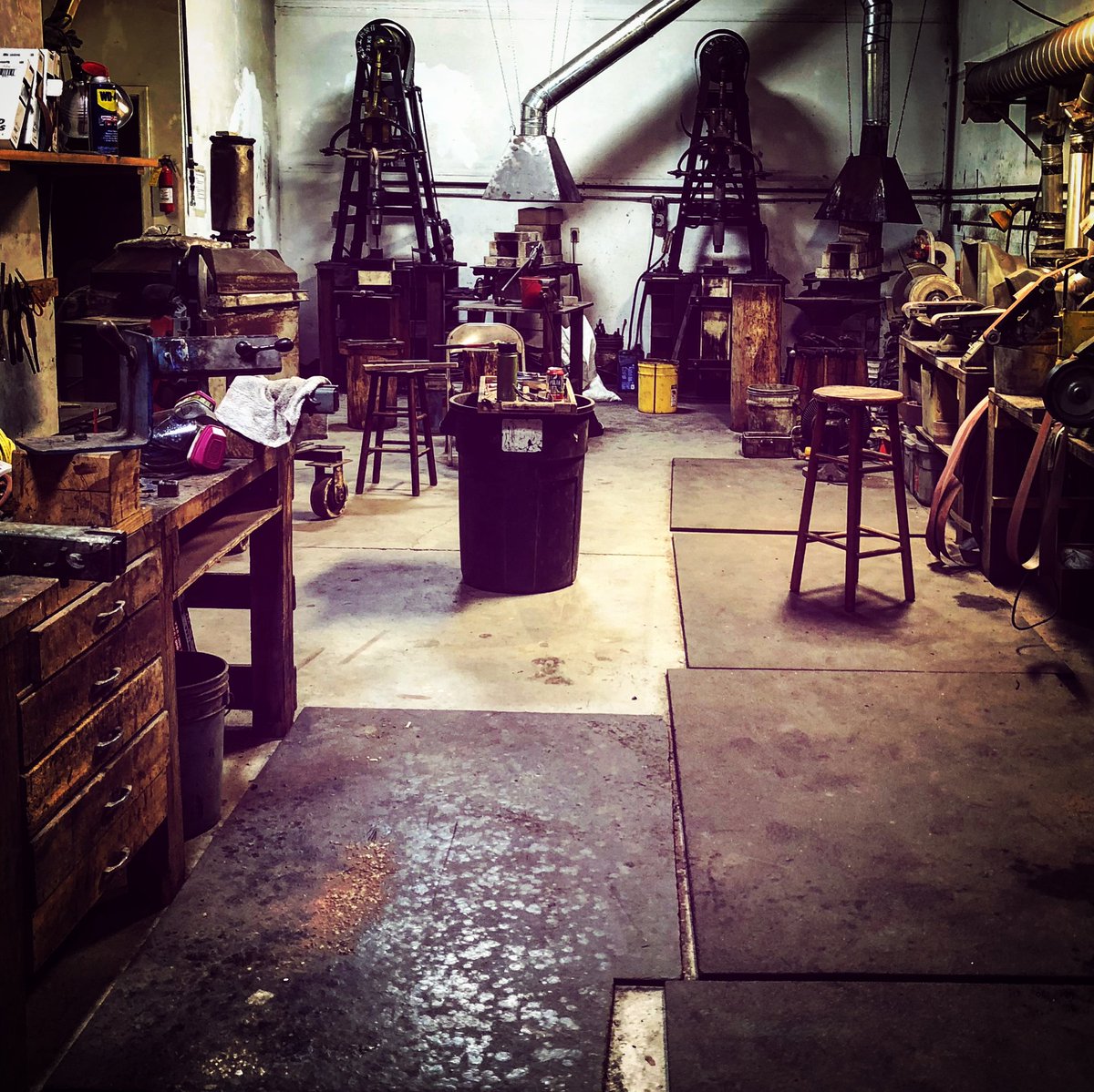 CarterCutlery's tweet photo. ๐ฅA rare moment here at Carter Cutlery when it seems nothing is happening.... Only, it's a mere tick of the clock in the continuum of time.... To see what we make, go to https://t.co/bKNRkJKwa9 #murraycarter #cartercutlery #mutekiknives #pdx https://t.co/o4rvuXSKvn