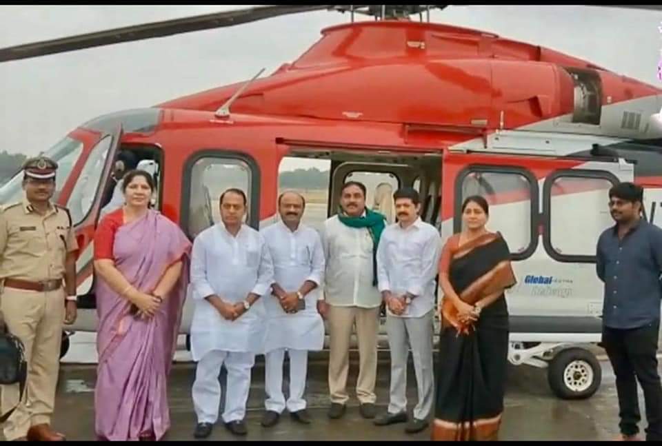 Pochampallisri's tweet photo. మేడారం బయల్దేరిన మంత్రులు, ఎమ్మెల్సీ..

మేడారం మహాజాతరలో జరుగుతున్న పనులను పరిశీలించేందుకు ఈ రోజు హైదరాబాద్ నుండి మేడారం బయల్దేరిన మంత్రులు ఎర్రబెల్లి దయాకర్ రావు,అల్లోల ఇంద్రకరన్ రెడ్డి,ఎమ్మెల్యే చల్లా ధర్మారెడ్డి, ఎమ్మెల్సీ పోచంపెల్లి శ్రీనివాస్ రెడ్డి. https://t.co/fYa6ER2fyl