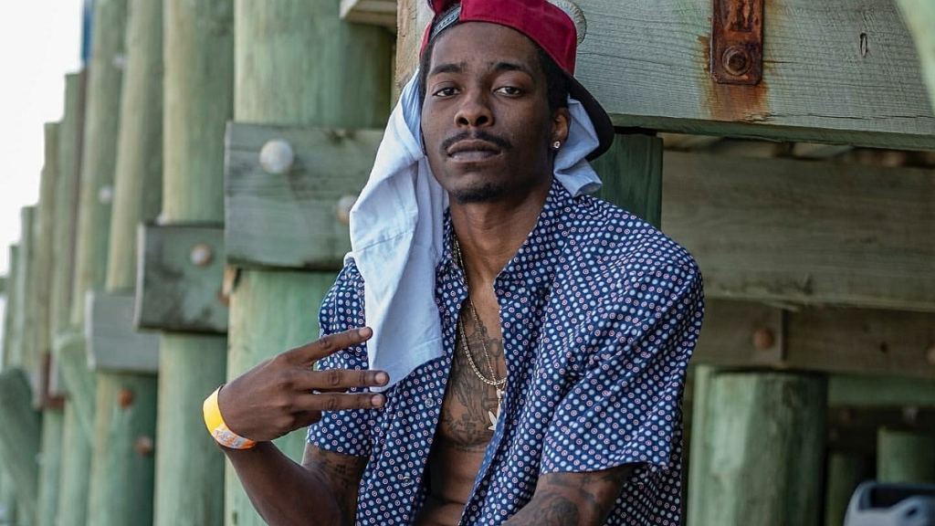 O4LONLINE's tweet photo. Roll Sumthin' Talks New 2020 Project, Tupac Tribute 'Middle Fingers Up' #hiphop #rollsumthin #rollmodel @ROLL_SUMTHN https://t.co/YarpiDOmMt https://t.co/iWWDc5LW2U
