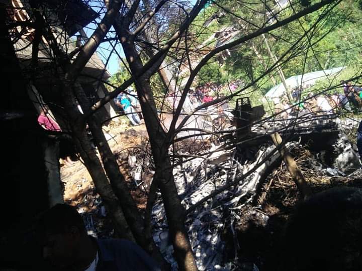 zoomalert's tweet photo. UPDATE: හපුතලේ, තම්බපිල්ලෙයි ප්‍රදේශයේදී සිදුවූ ගුවන් යානා අනතුරින් සිව් දෙනෙකු ජීවිතක්ෂයට පත්ව ඇති බව බණ්ඩාරවෙල පොලීසිය පවසයි. #lka  #SLAirforce #Crash #Haputhale https://t.co/gFYx0rRBG9