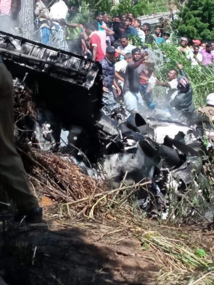 zoomalert's tweet photo. UPDATE: හපුතලේ, තම්බපිල්ලෙයි ප්‍රදේශයේදී සිදුවූ ගුවන් යානා අනතුරින් සිව් දෙනෙකු ජීවිතක්ෂයට පත්ව ඇති බව බණ්ඩාරවෙල පොලීසිය පවසයි. #lka  #SLAirforce #Crash #Haputhale https://t.co/gFYx0rRBG9