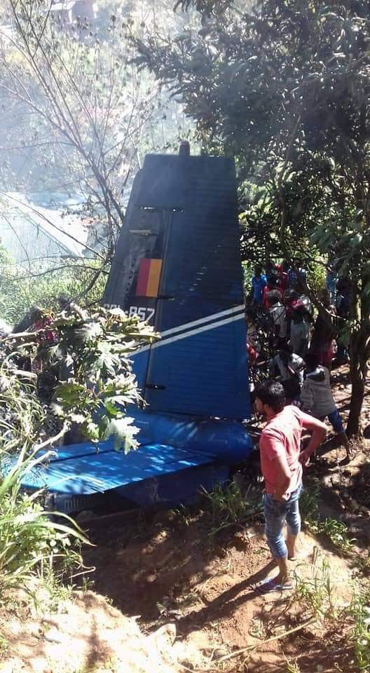 zoomalert's tweet photo. UPDATE: හපුතලේ, තම්බපිල්ලෙයි ප්‍රදේශයේදී සිදුවූ ගුවන් යානා අනතුරින් සිව් දෙනෙකු ජීවිතක්ෂයට පත්ව ඇති බව බණ්ඩාරවෙල පොලීසිය පවසයි. #lka  #SLAirforce #Crash #Haputhale https://t.co/gFYx0rRBG9